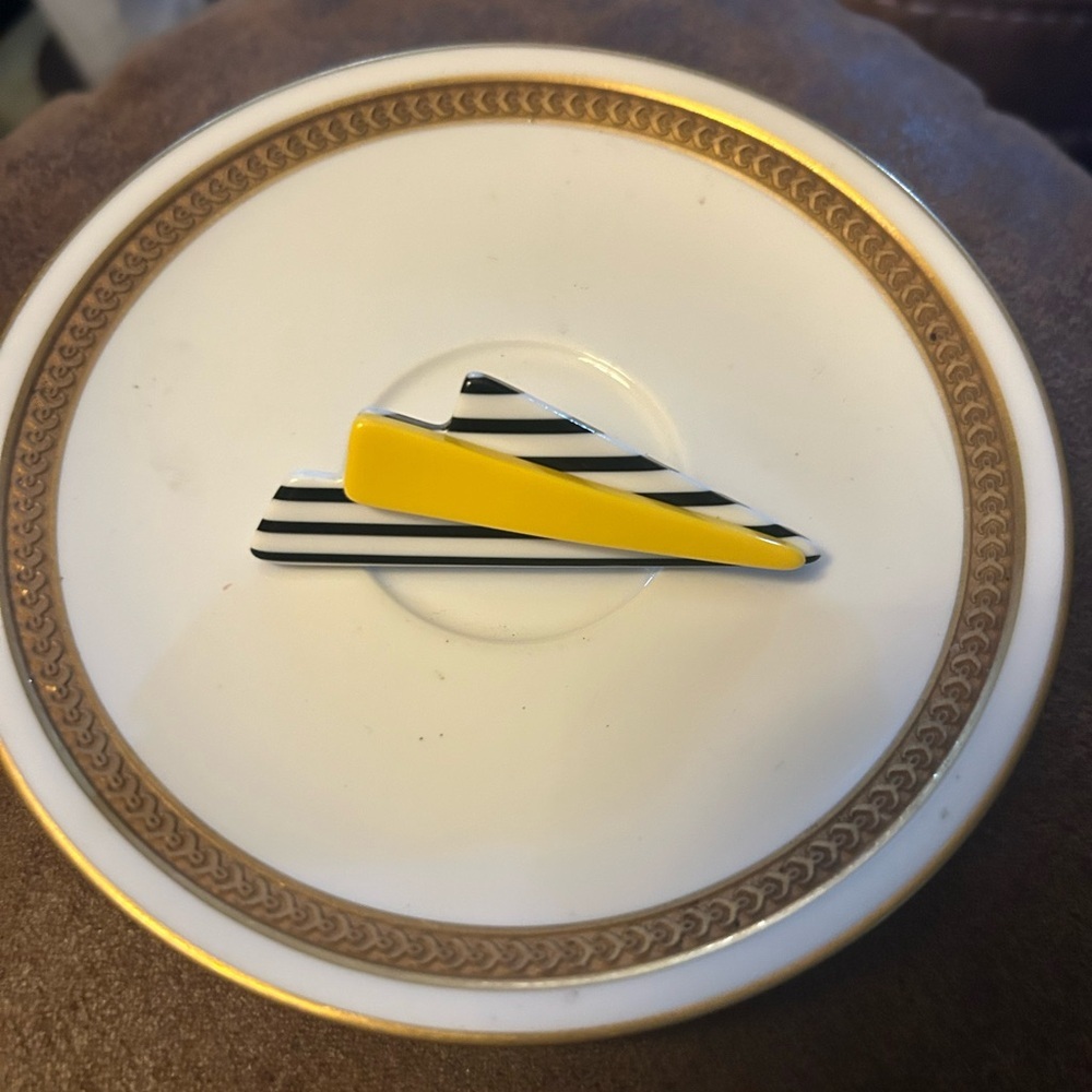 Vintage Art Deco Style Black Yellow & White Geometric Lucite Brooch - Picture 2 of 7
